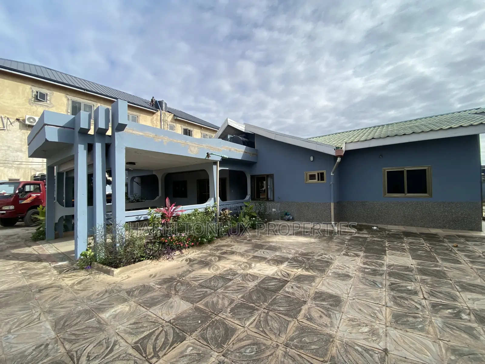 5bdrm House in School Junction, Ashaley Botwe for rent