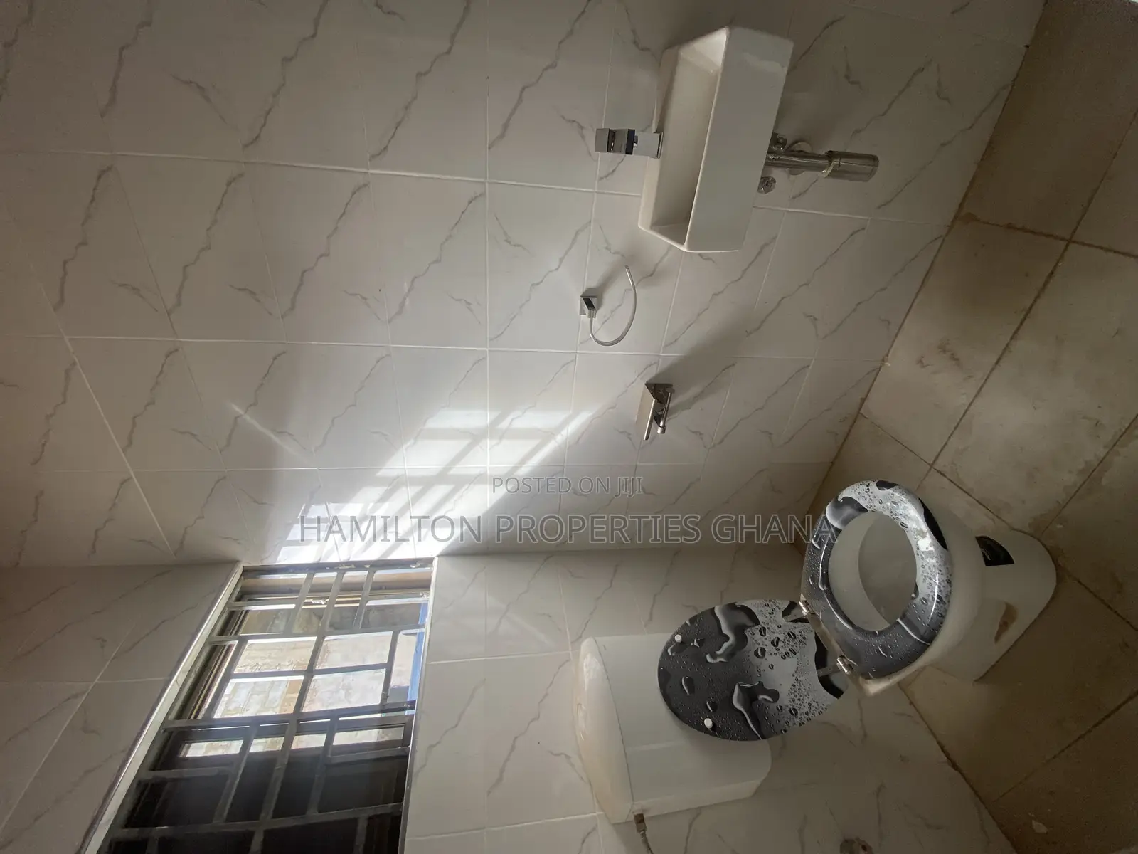 5bdrm House in School Junction, Ashaley Botwe for rent