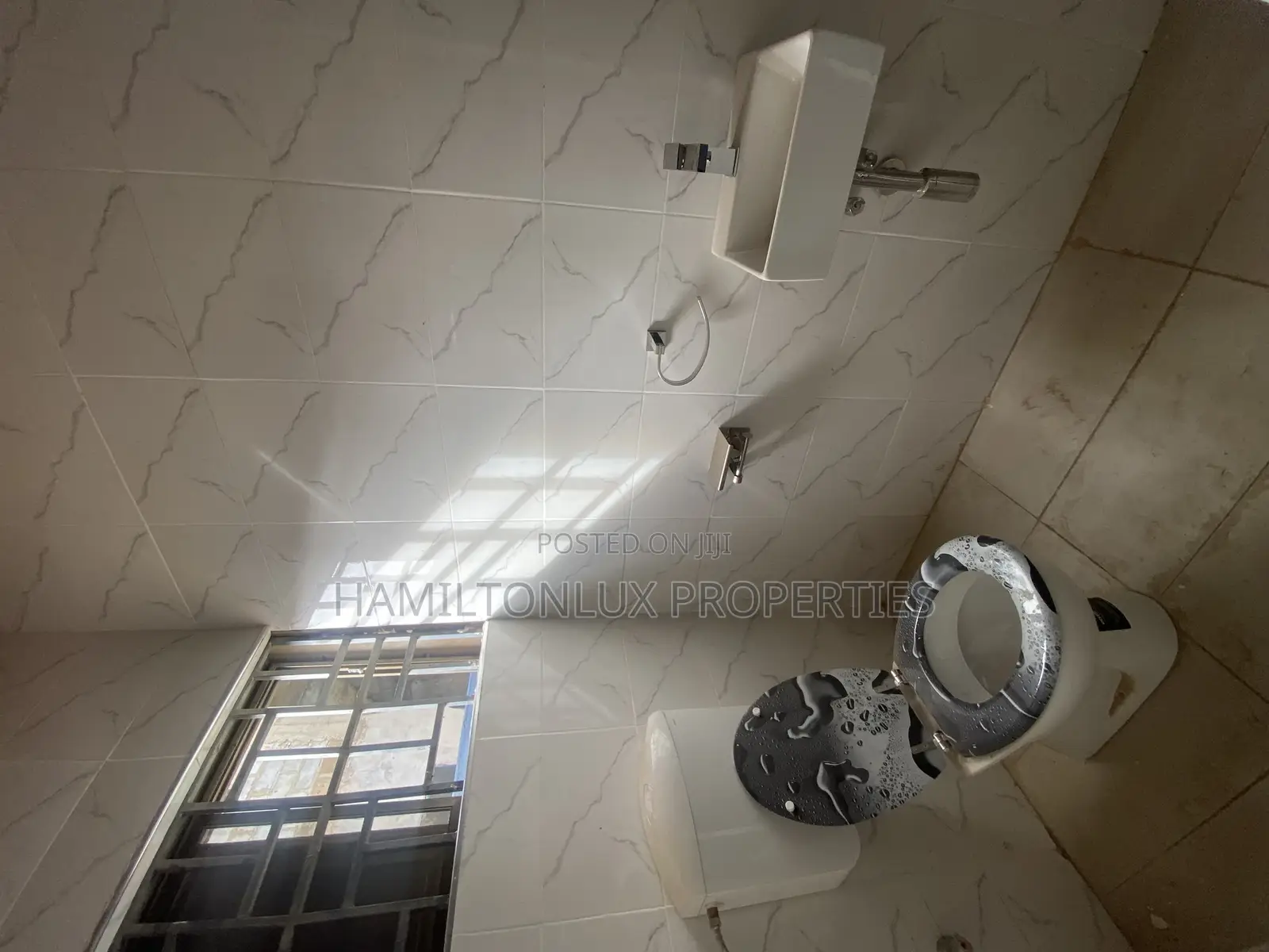 5bdrm House in School Junction, Ashaley Botwe for rent
