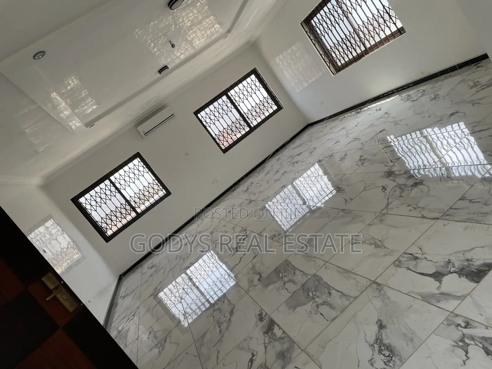 4bdrm Maisonette in Godys, Oyarifa for sale
