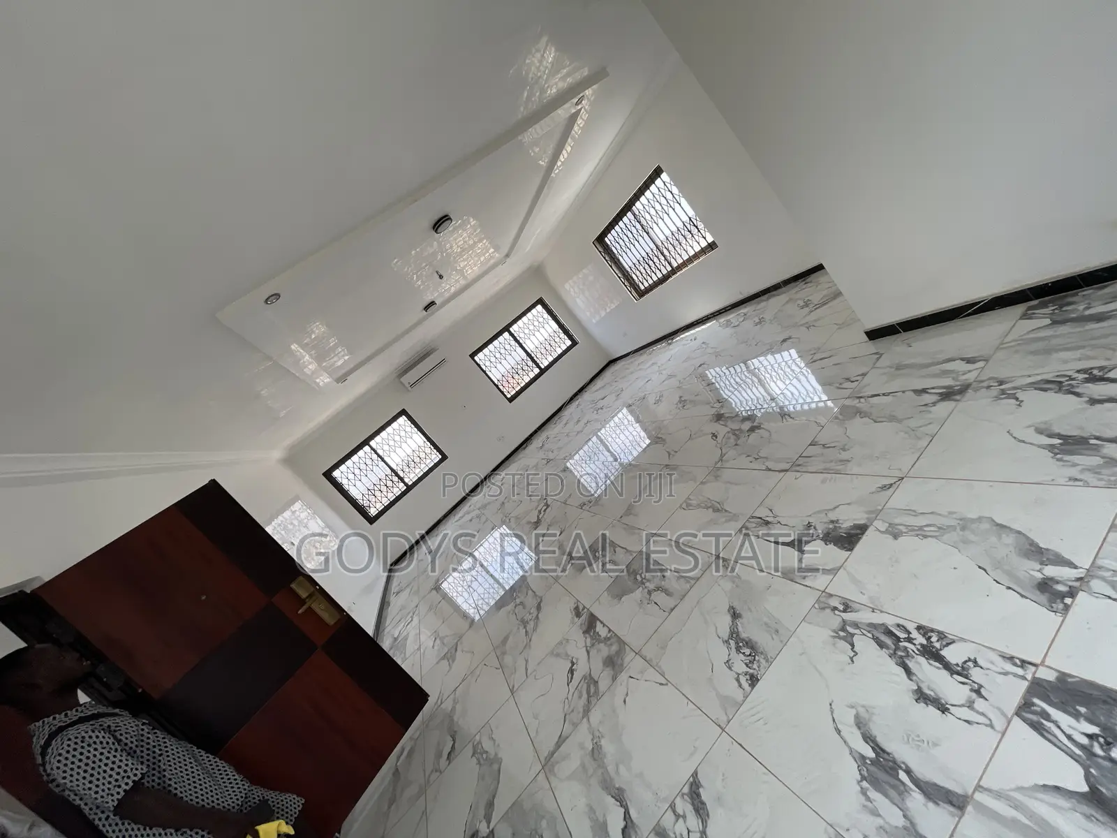 4bdrm Maisonette in Godys, Oyarifa for sale