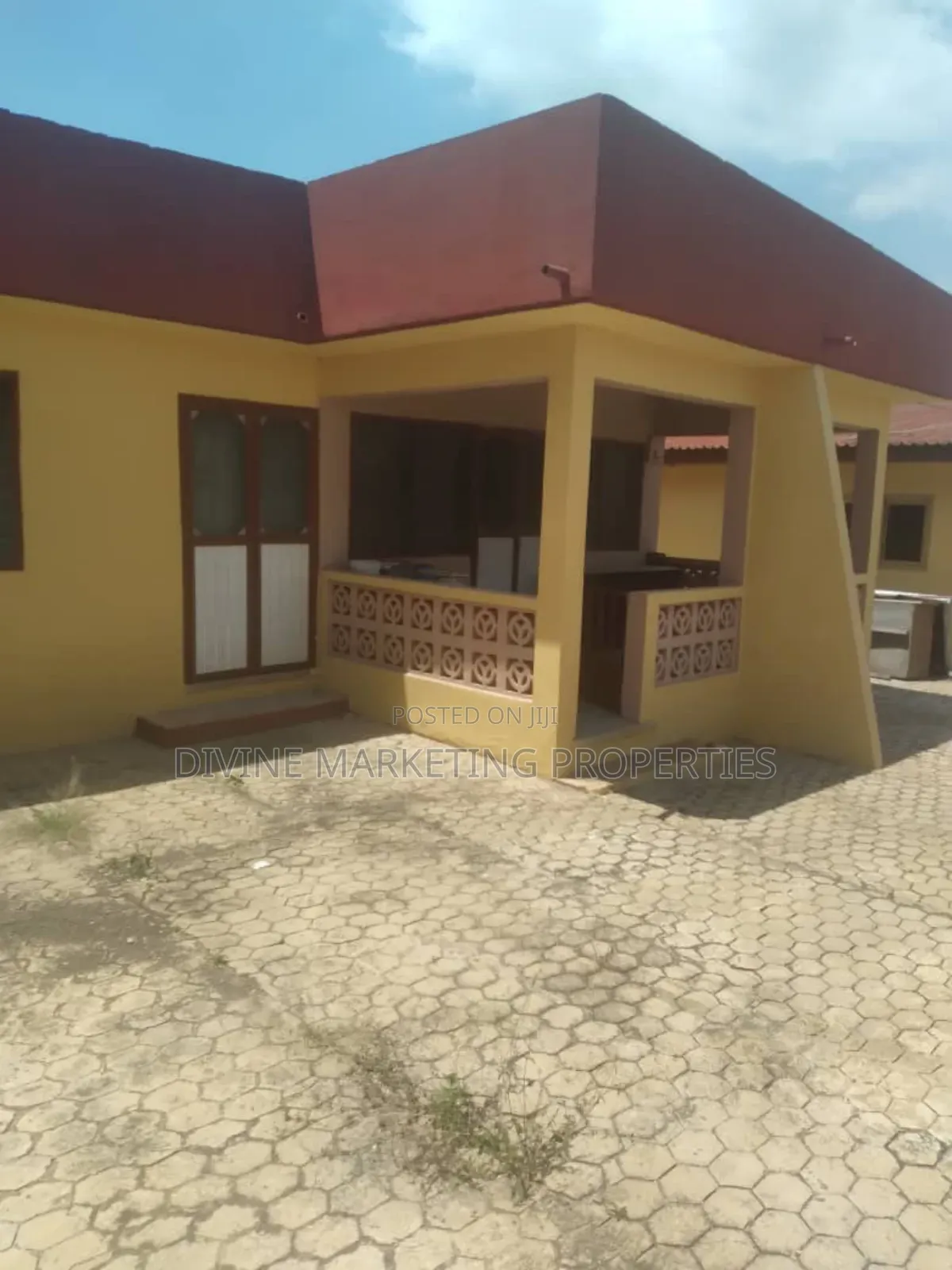 6bdrm House in Odorkor To for sale