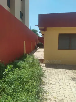 6bdrm House in Odorkor To for sale