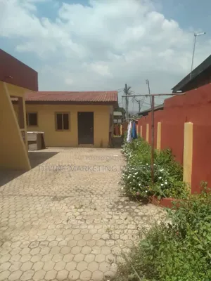 6bdrm House in Odorkor To for sale