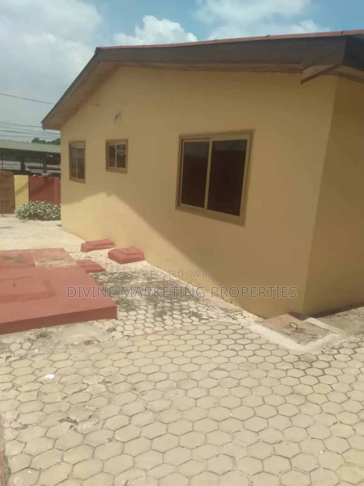 6bdrm House in Odorkor To for sale