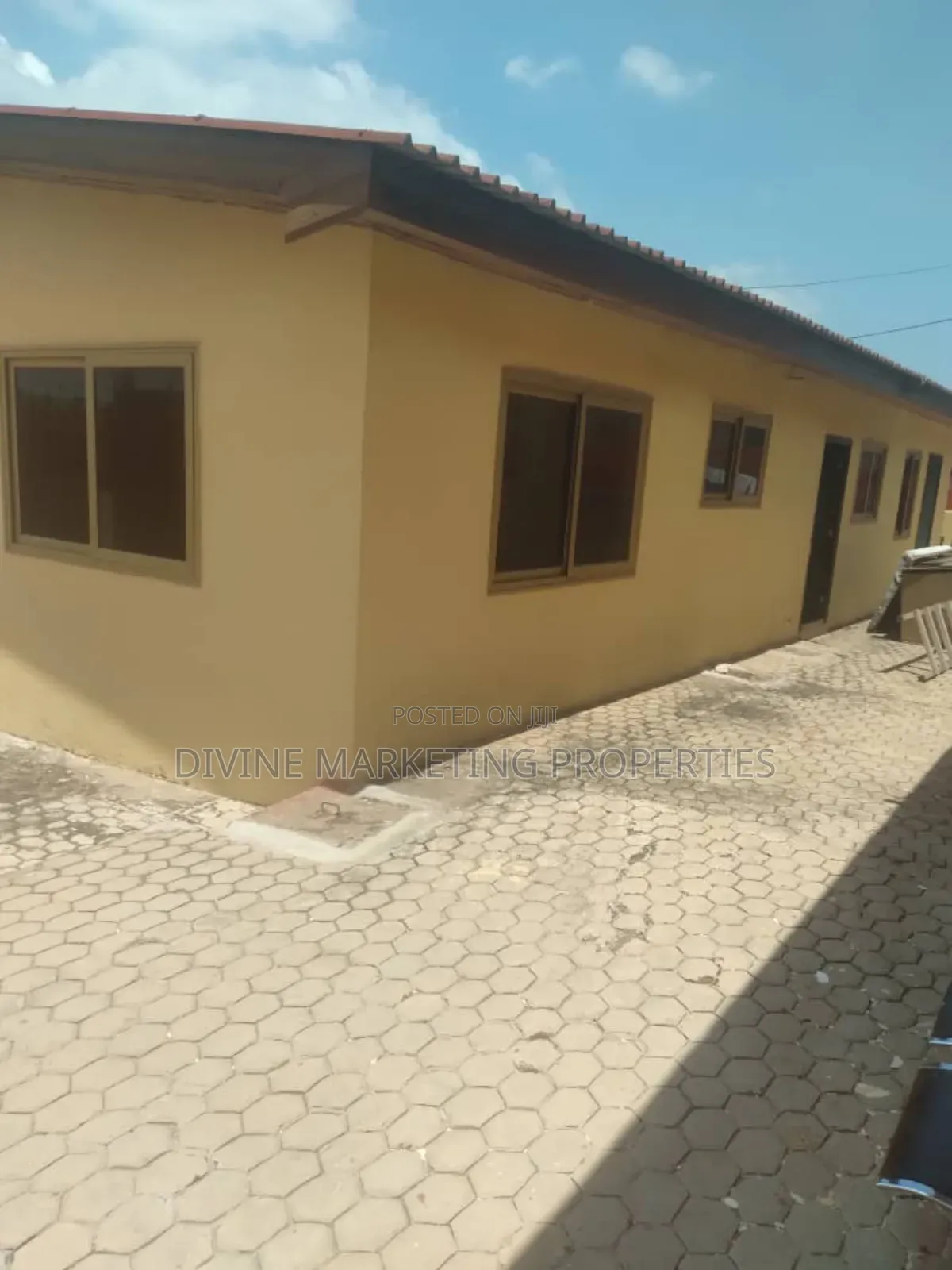 6bdrm House in Odorkor To for sale