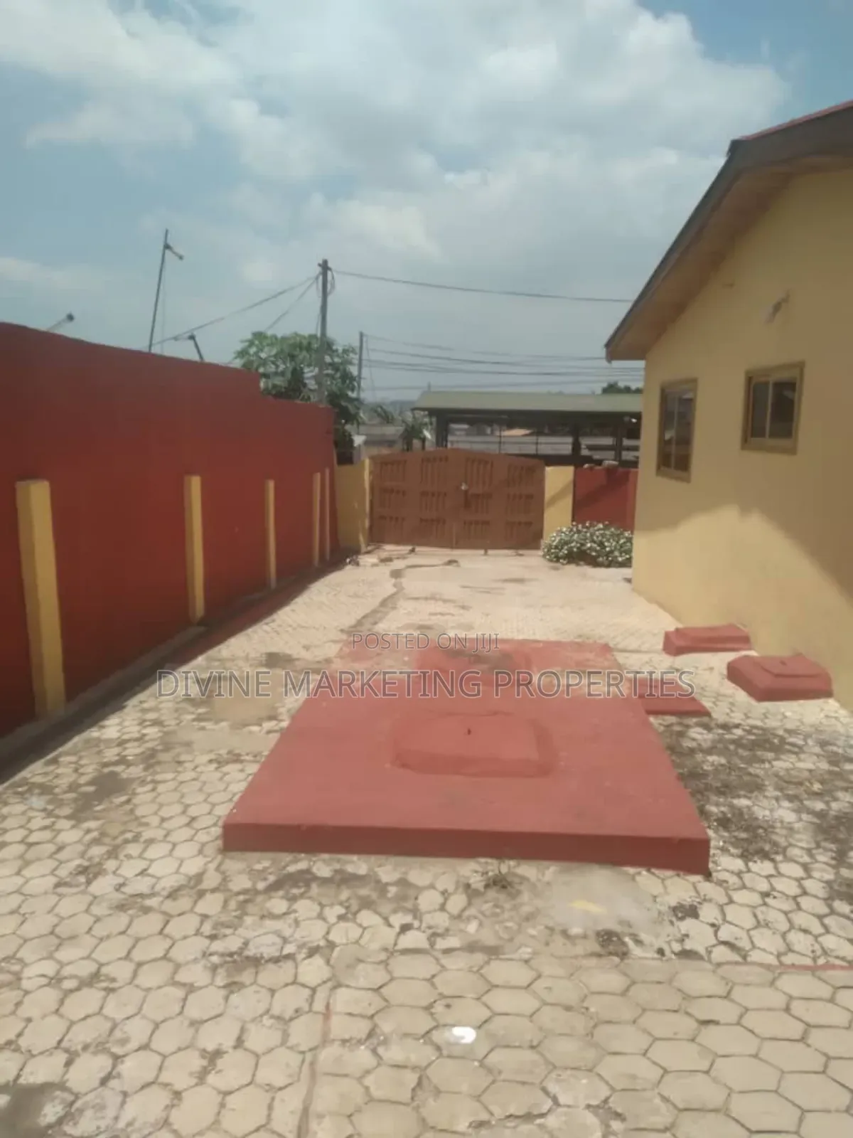 6bdrm House in Odorkor To for sale