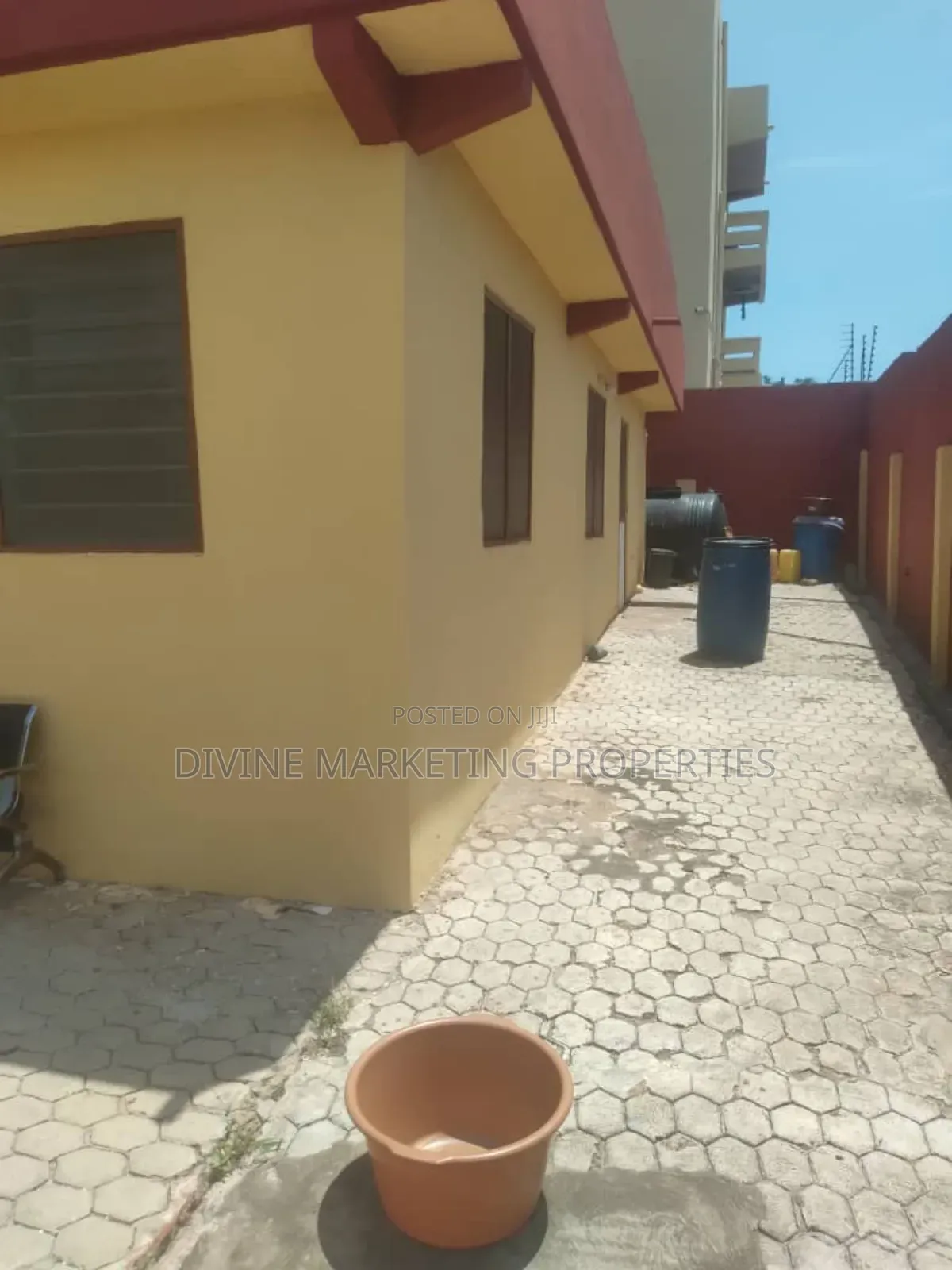 6bdrm House in Odorkor To for sale