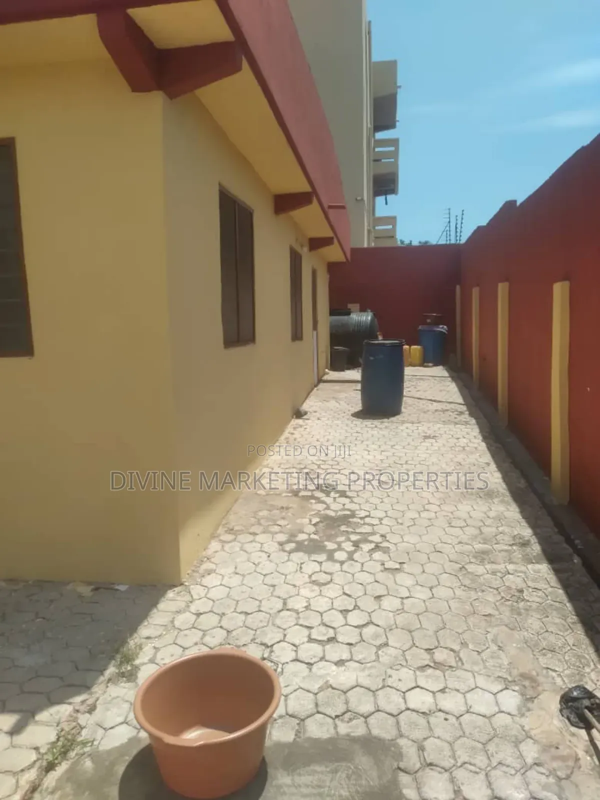 6bdrm House in Odorkor To for sale