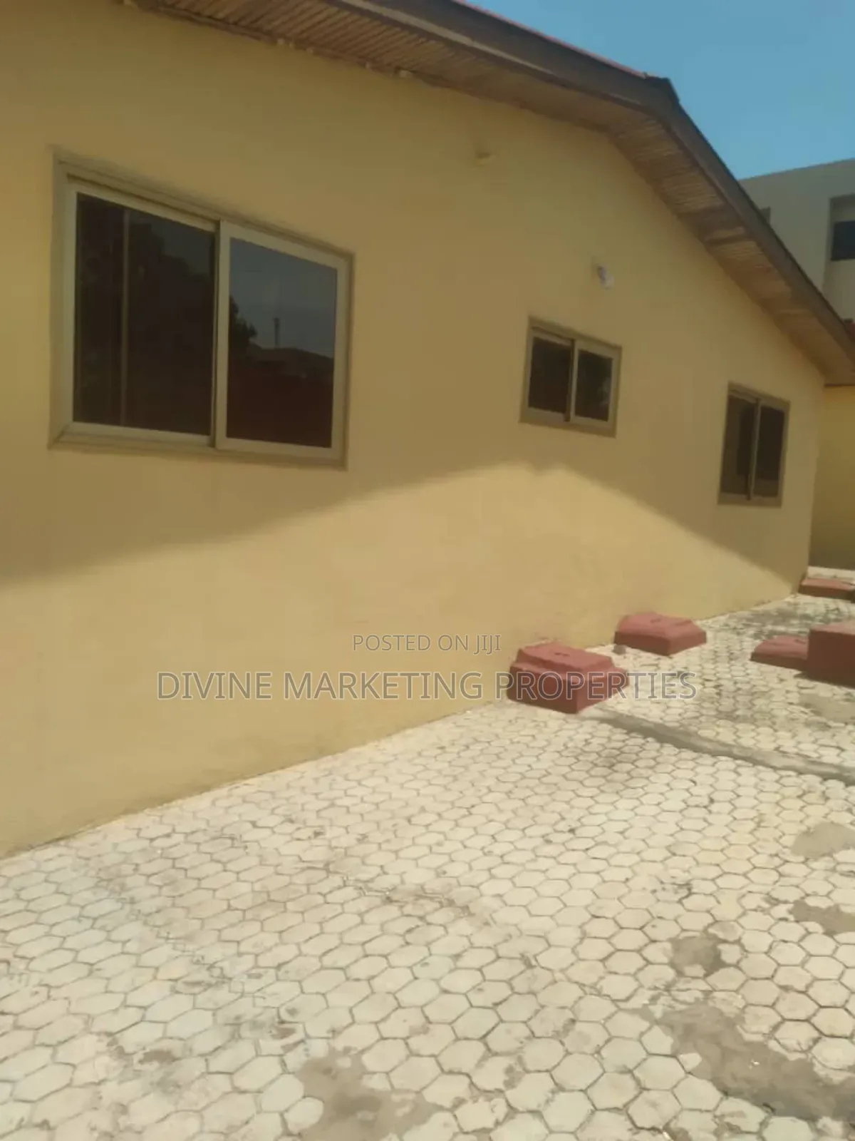 6bdrm House in Odorkor To for sale