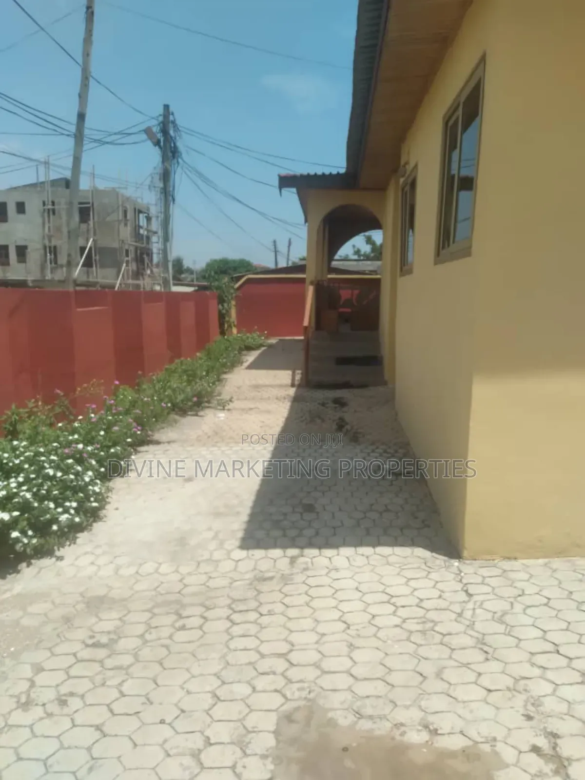 6bdrm House in Odorkor To for sale