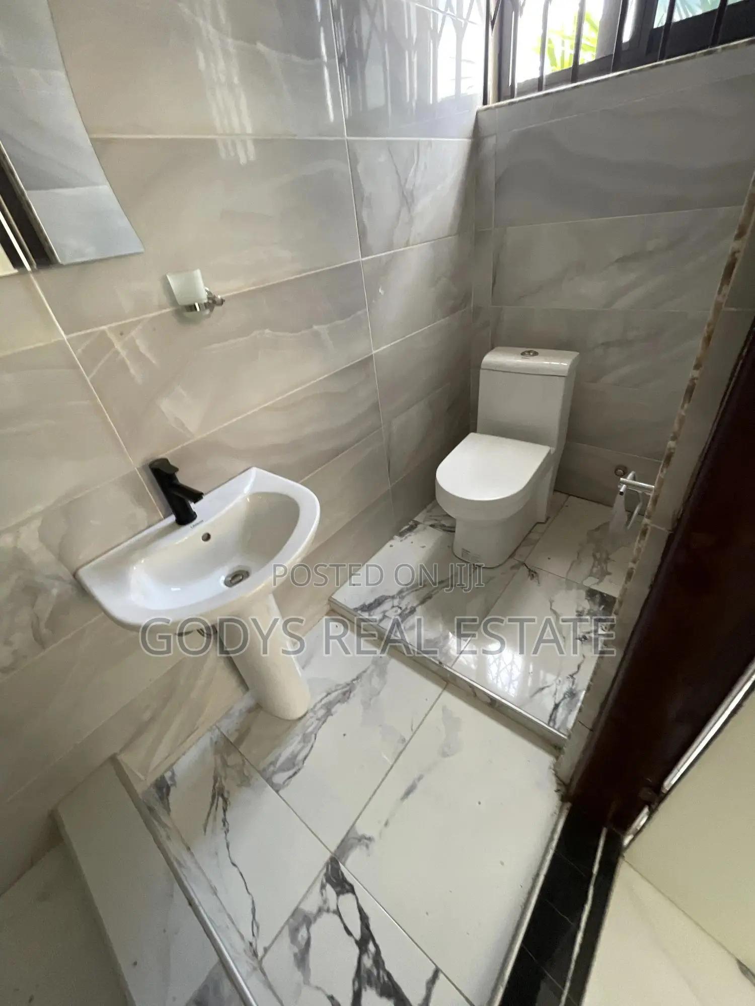 4bdrm Maisonette in Godys, Oyarifa for sale
