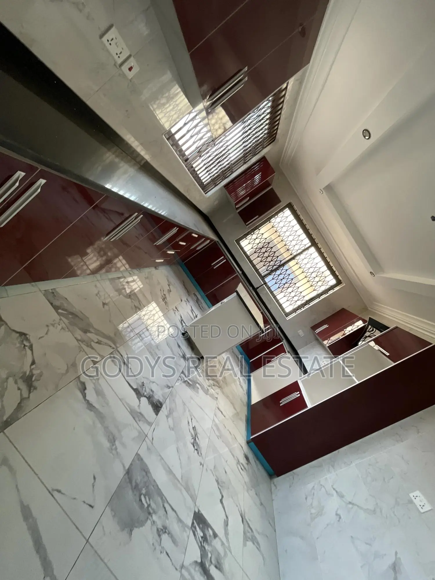 4bdrm Maisonette in Godys, Oyarifa for sale