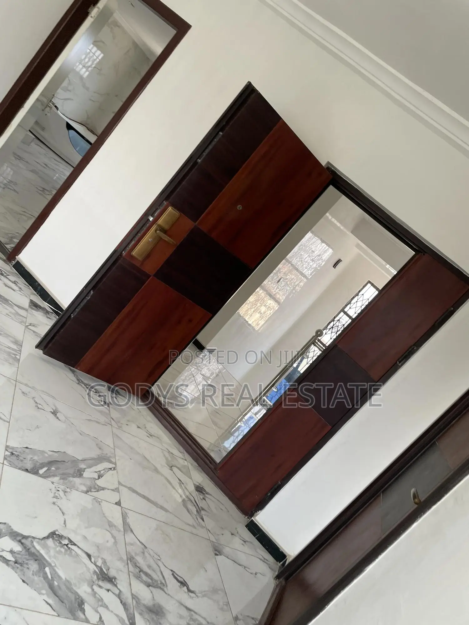 4bdrm Maisonette in Godys, Oyarifa for sale