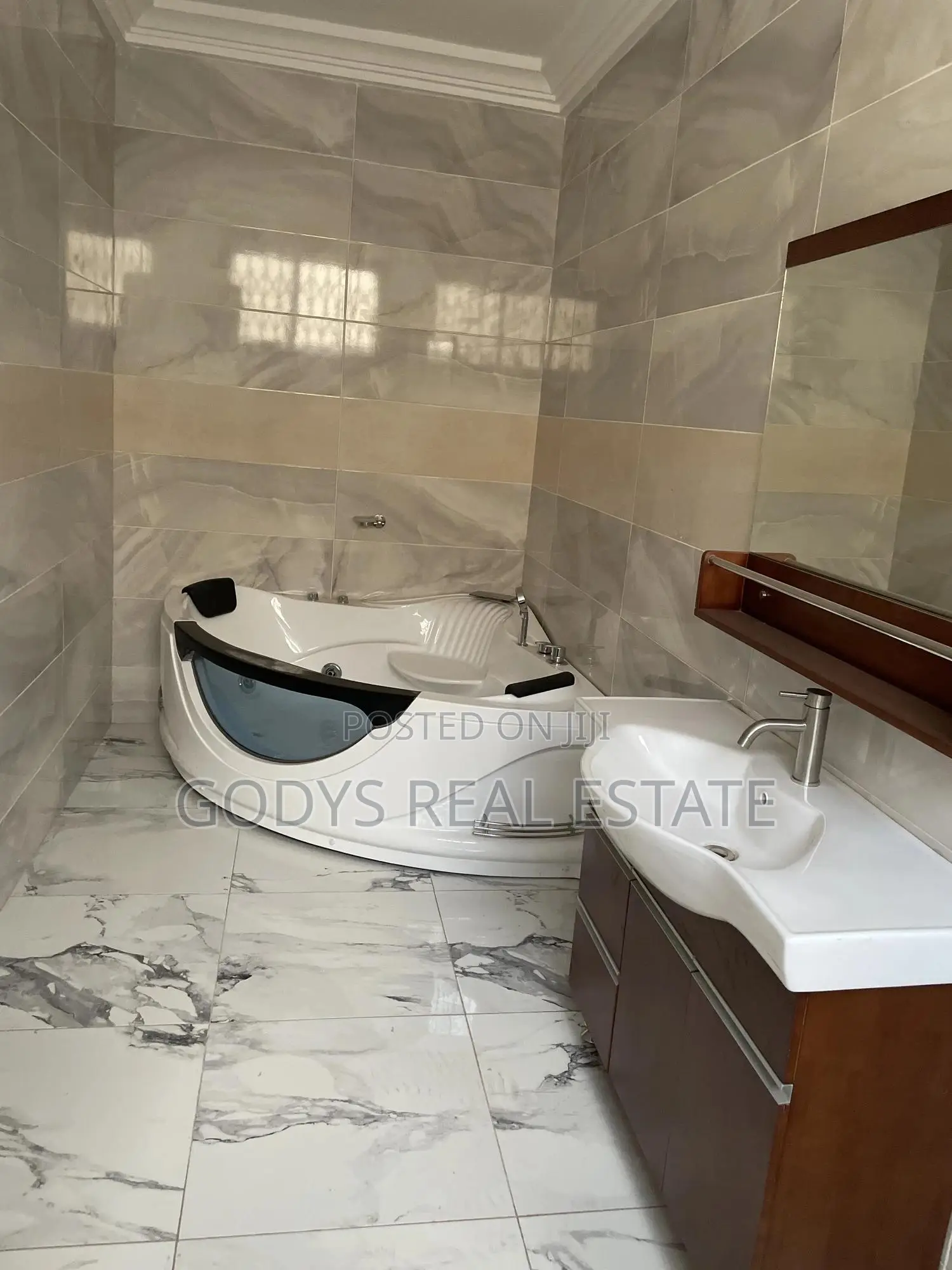 4bdrm Maisonette in Godys, Oyarifa for sale