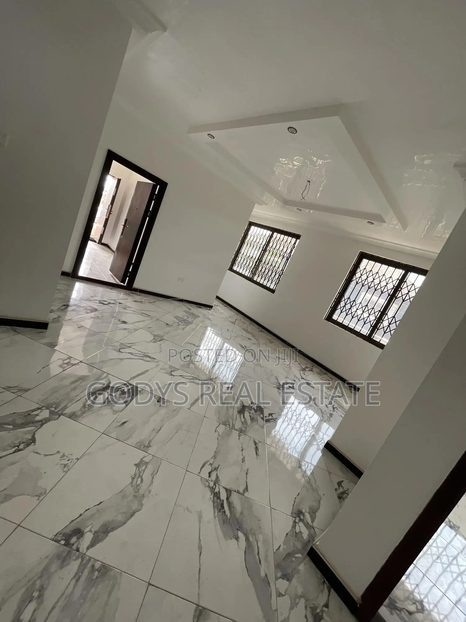 4bdrm Maisonette in Godys, Oyarifa for sale