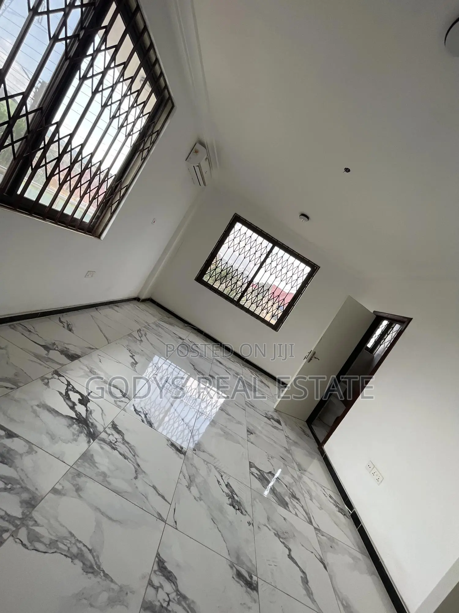 4bdrm Maisonette in Godys, Oyarifa for sale