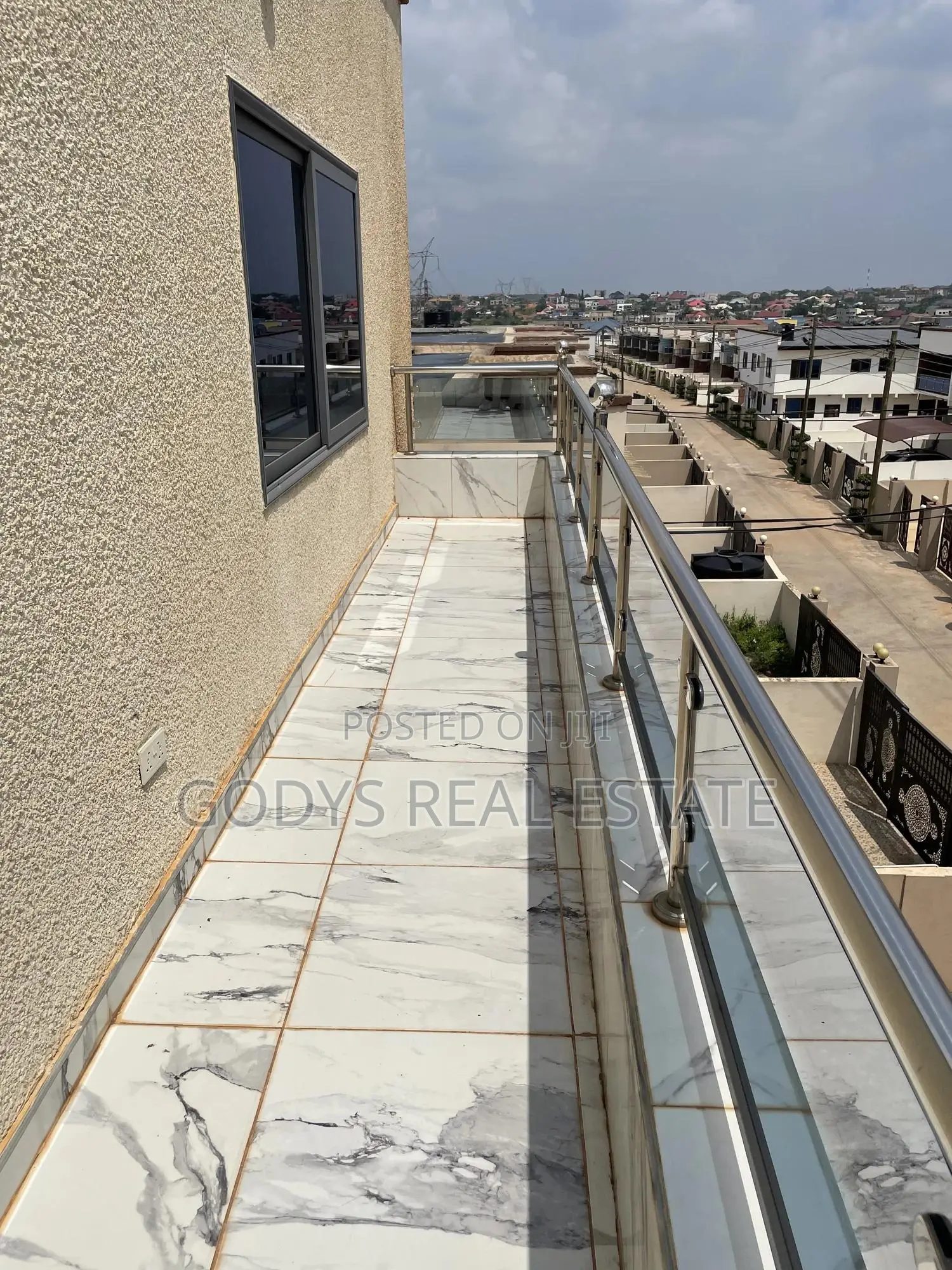 4bdrm Maisonette in Godys, Oyarifa for sale