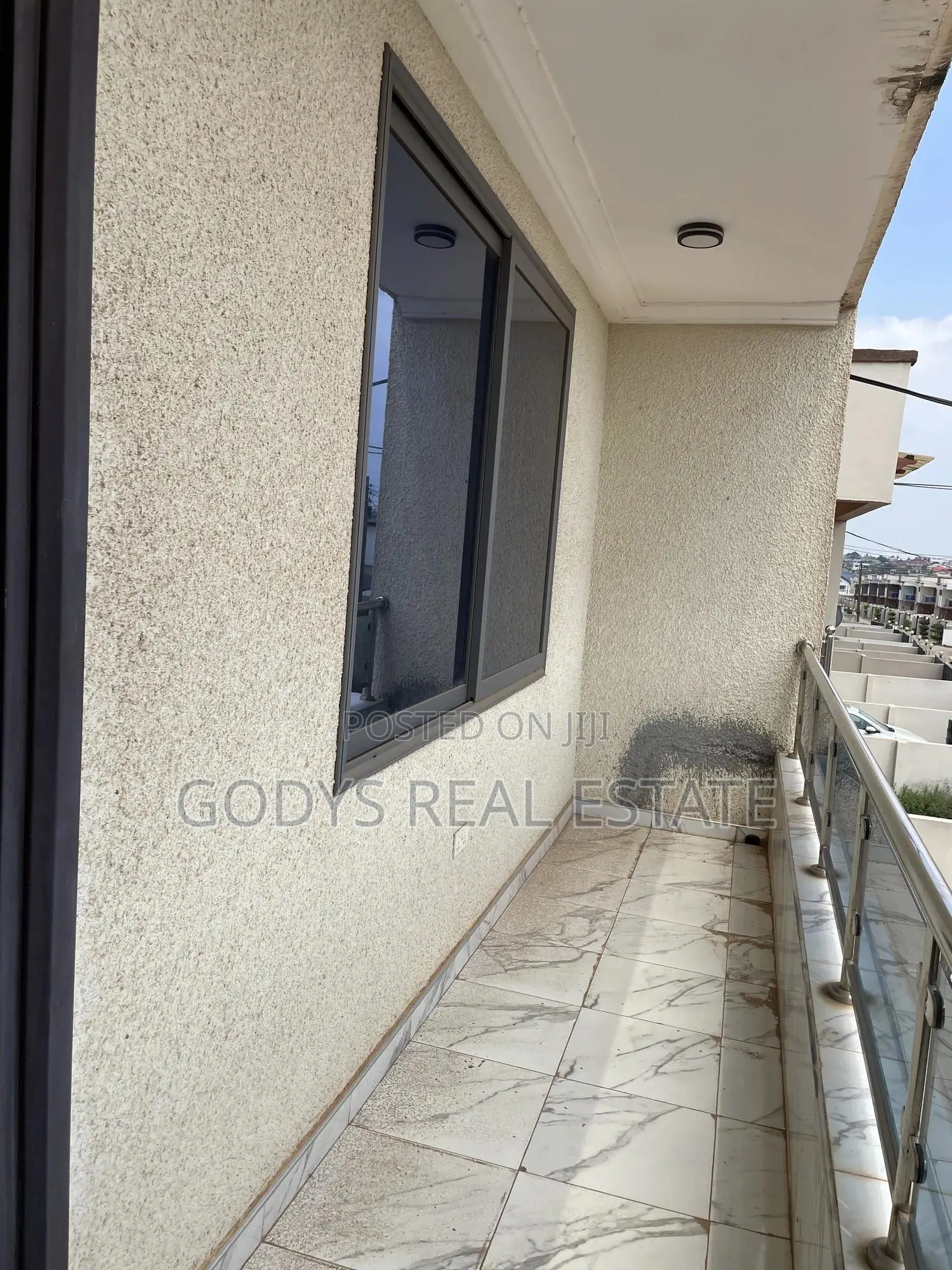 4bdrm Maisonette in Godys, Oyarifa for sale