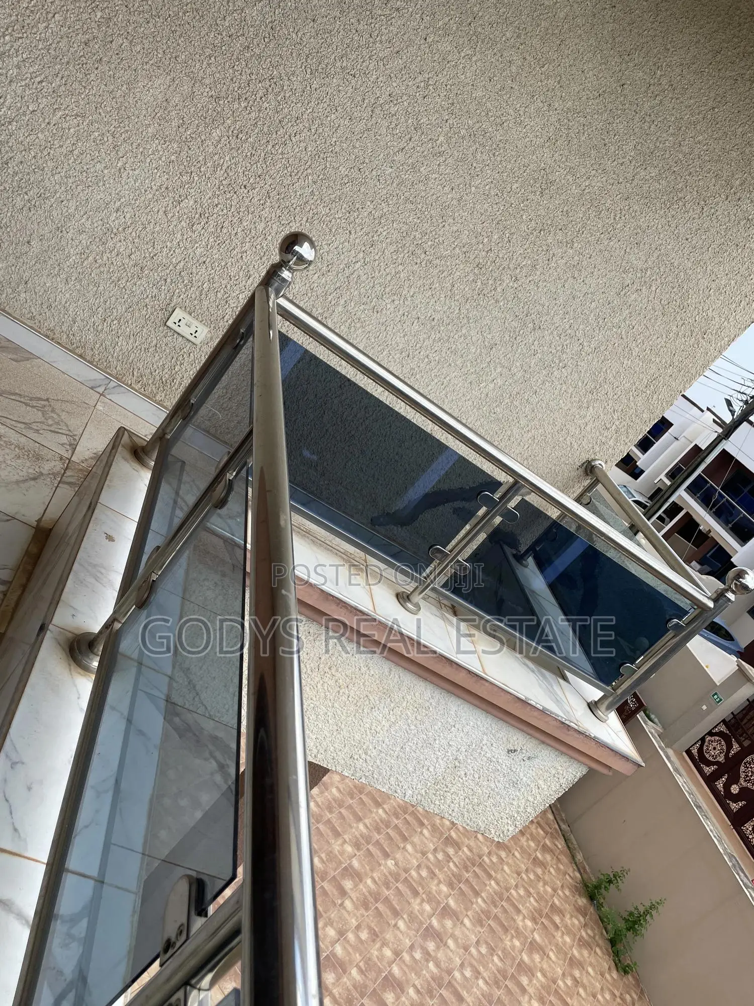 4bdrm Maisonette in Godys, Oyarifa for sale