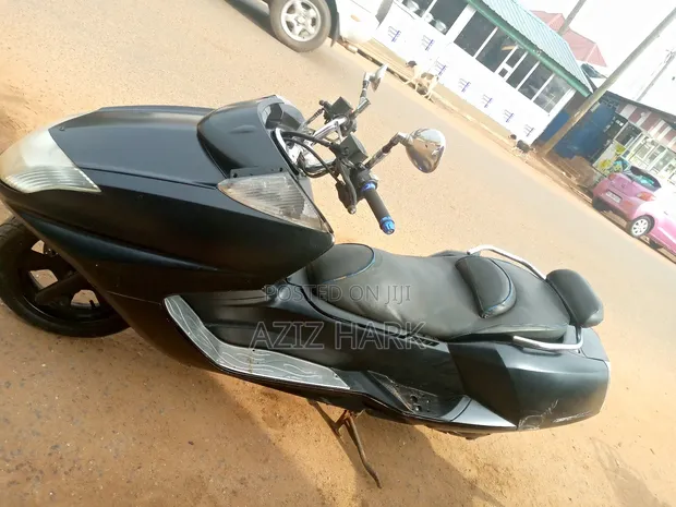 Yamaha Majesty 2001 Black in Ashaley Botwe Motorcycles