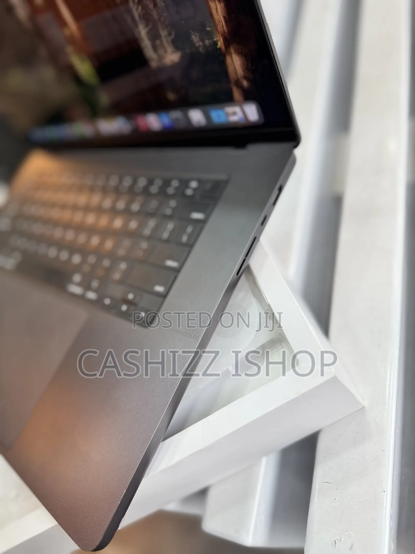 Laptop Apple MacBook Pro 2023 M3 Pro 16-Inch 18GB Apple M3 SSD 512GB
