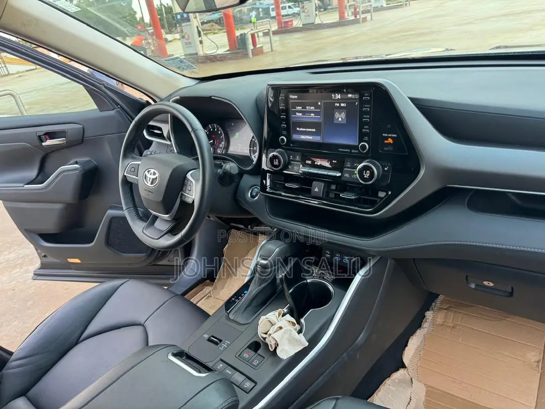 Toyota Highlander XLE 2022 Gray