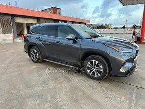Toyota Highlander XLE 2022 Gray