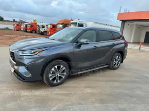 Toyota Highlander XLE 2022 Gray