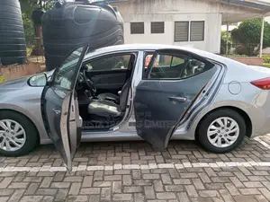 Hyundai Elantra SE Sedan FWD (2.0L 4cyl 6M) 2017 Silver