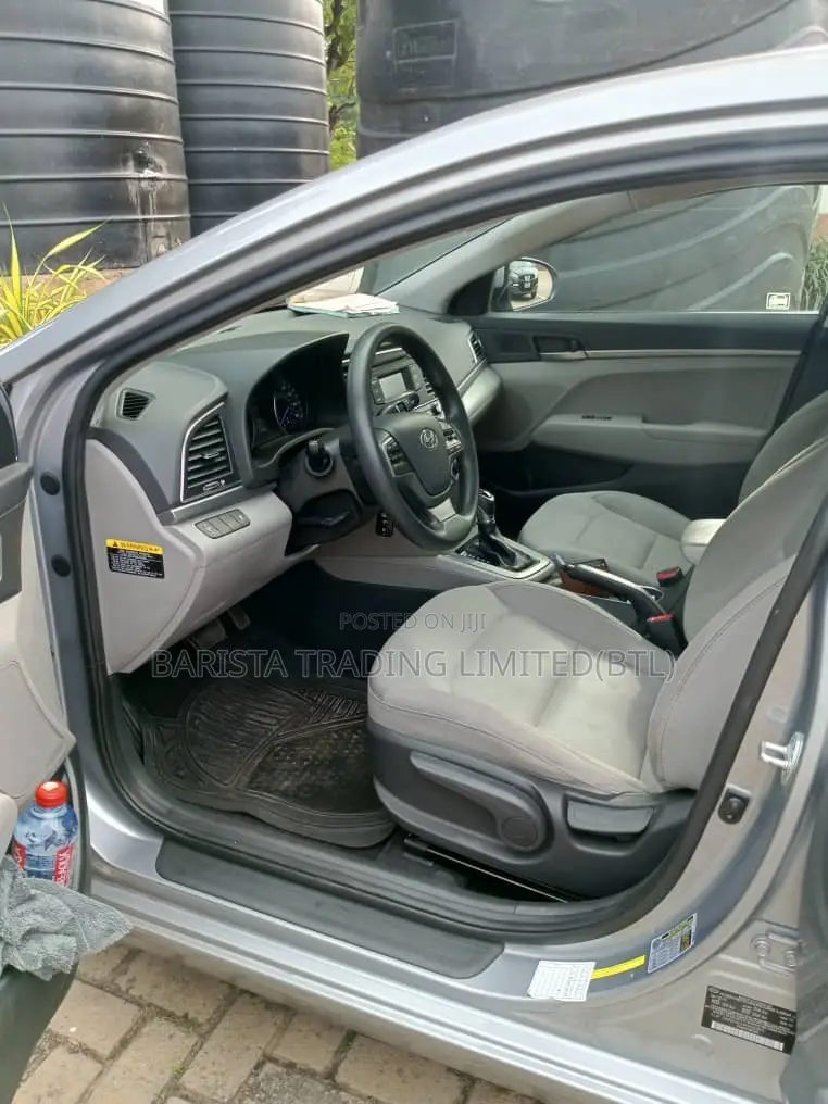 Hyundai Elantra SE Sedan FWD (2.0L 4cyl 6M) 2017 Silver