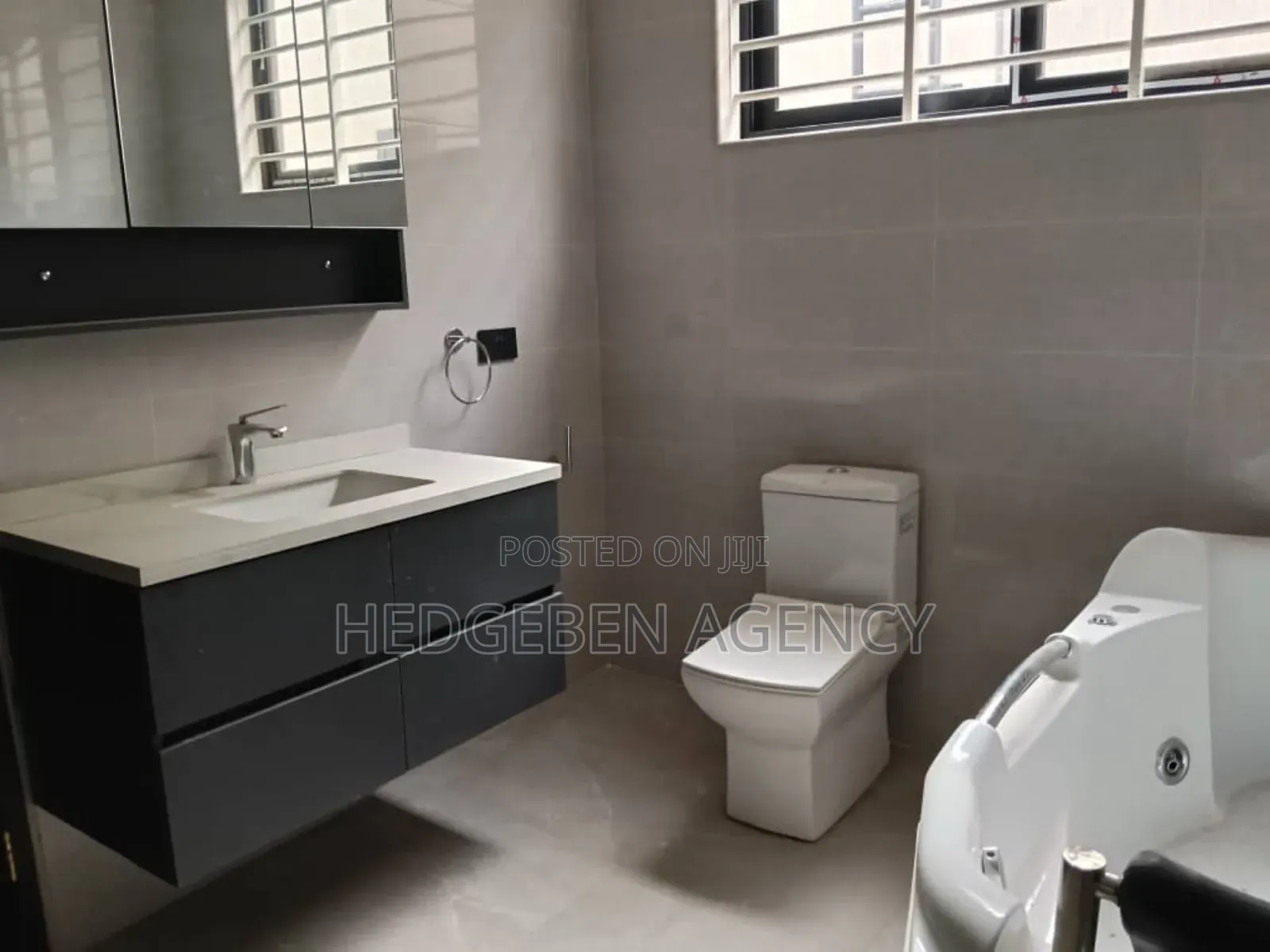 4bdrm Duplex in Oyarifa for sale