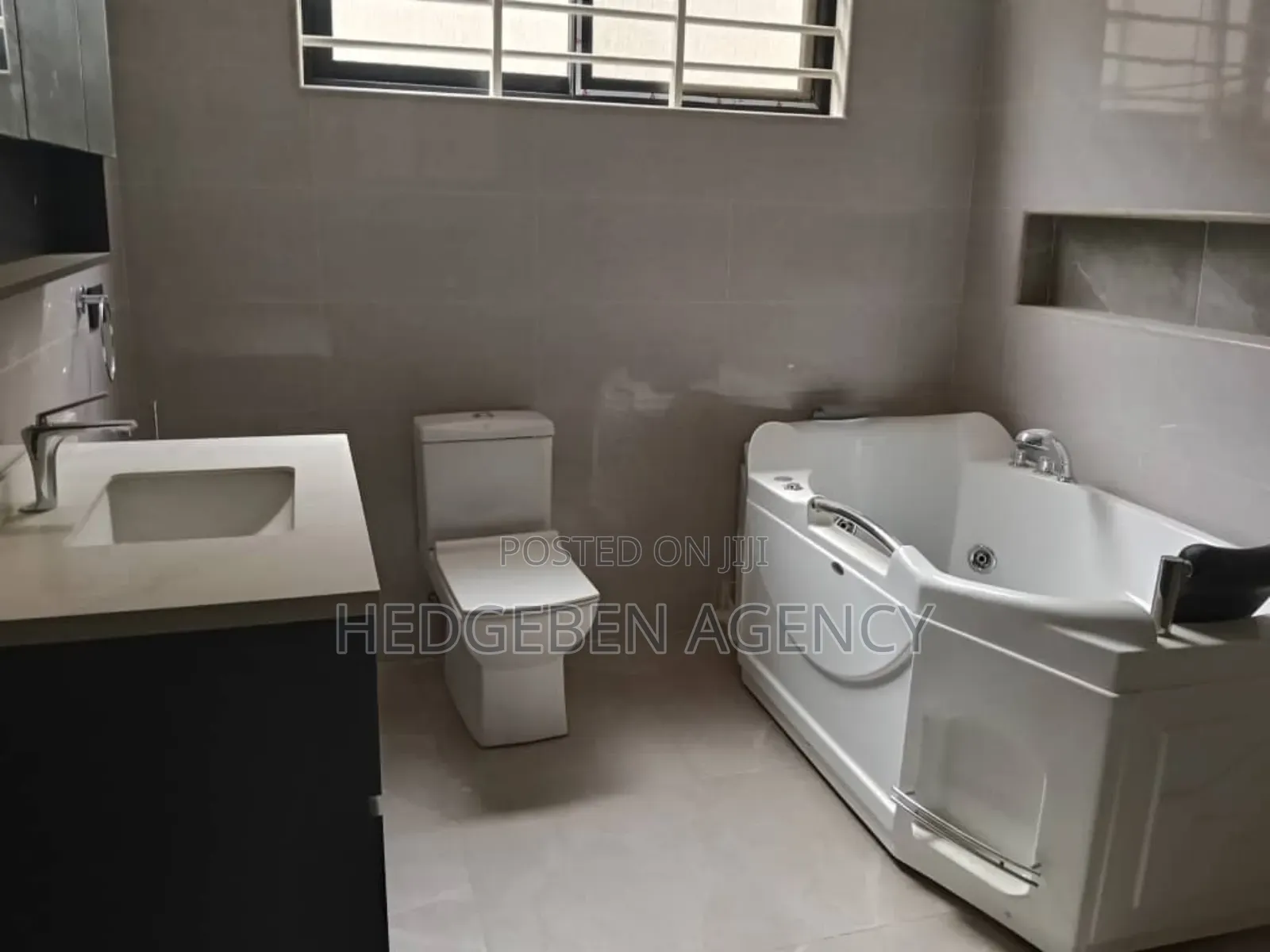4bdrm Duplex in Oyarifa for sale