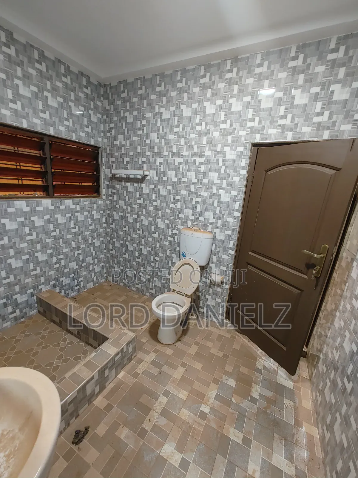 8bdrm House in Kotwi, Kumasi Metropolitan for rent