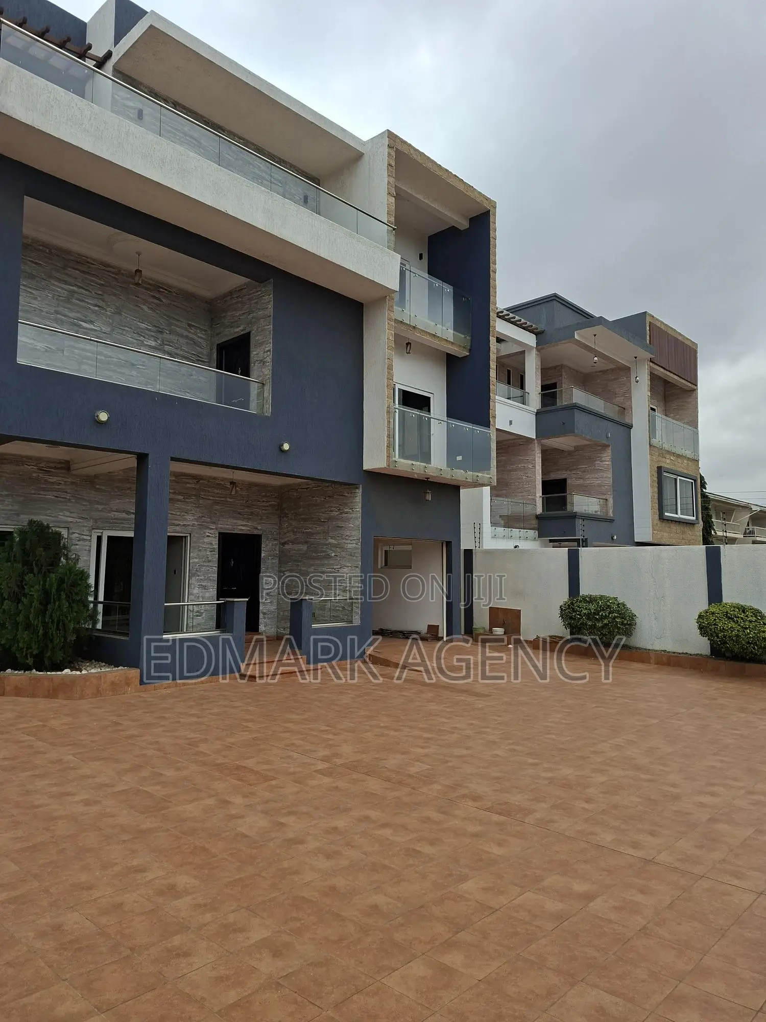 5bdrm House in East Airport, Accra Metropolitan for sale