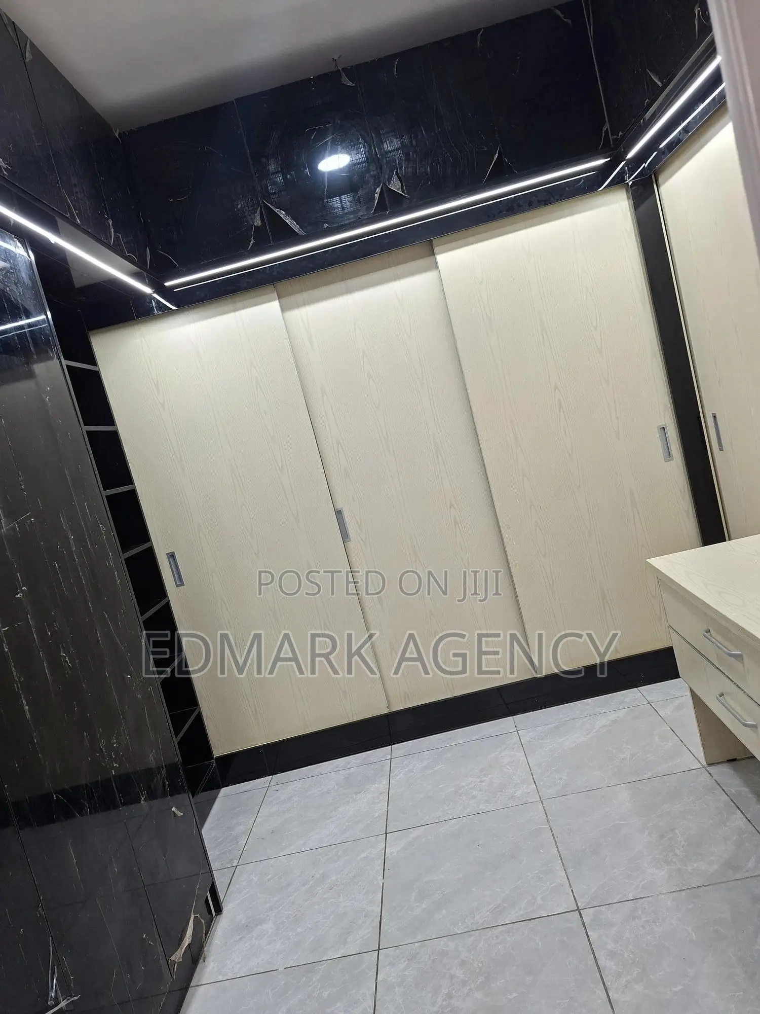 5bdrm House in East Airport, Accra Metropolitan for sale