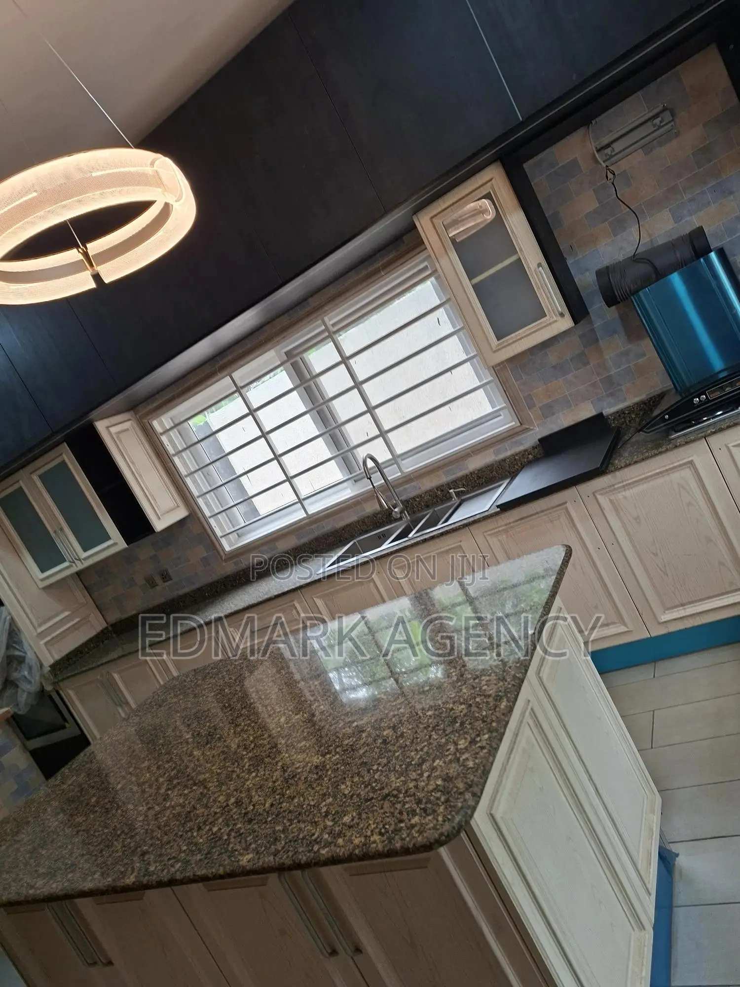 5bdrm House in East Airport, Accra Metropolitan for sale