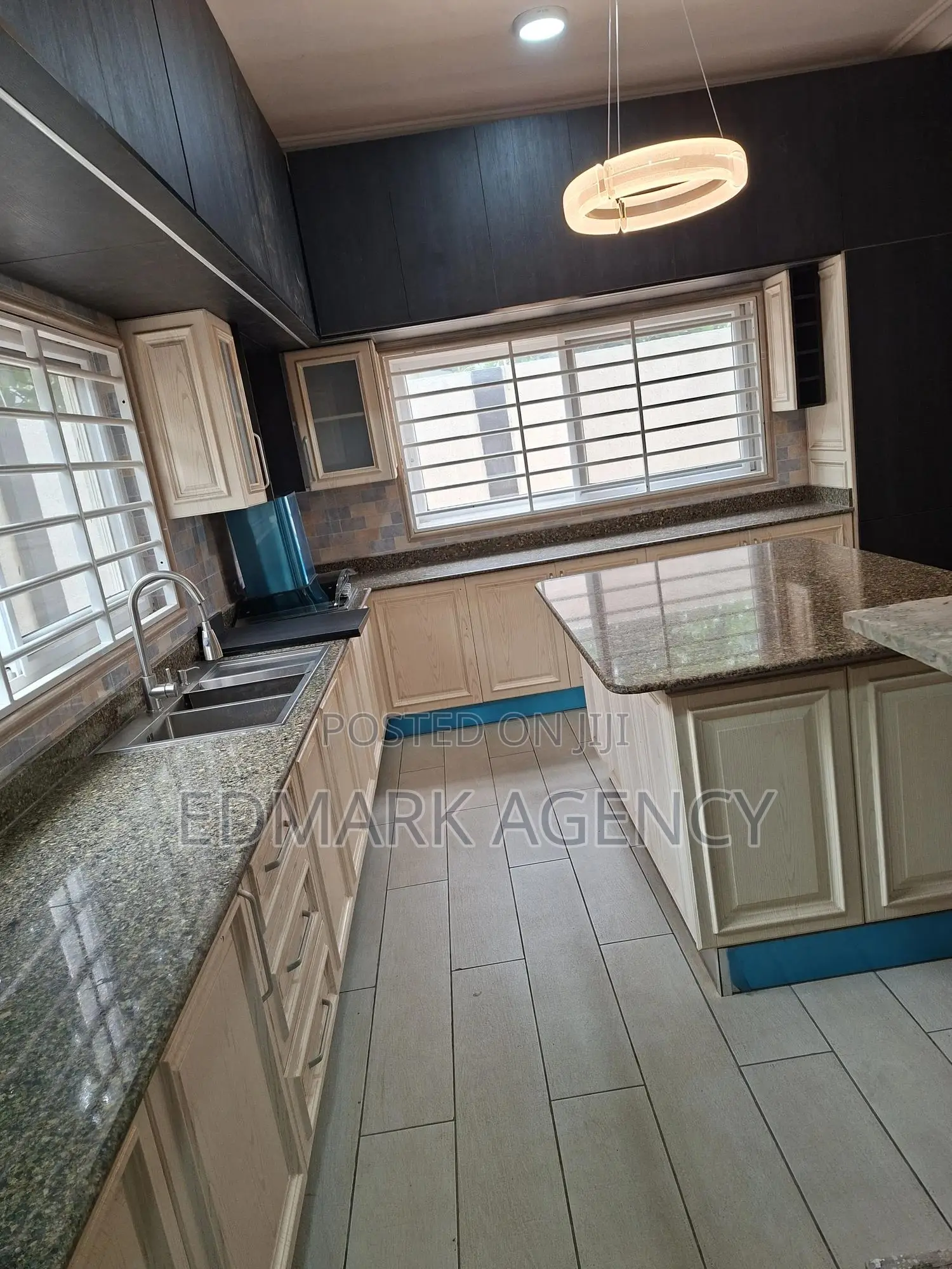 5bdrm House in East Airport, Accra Metropolitan for sale