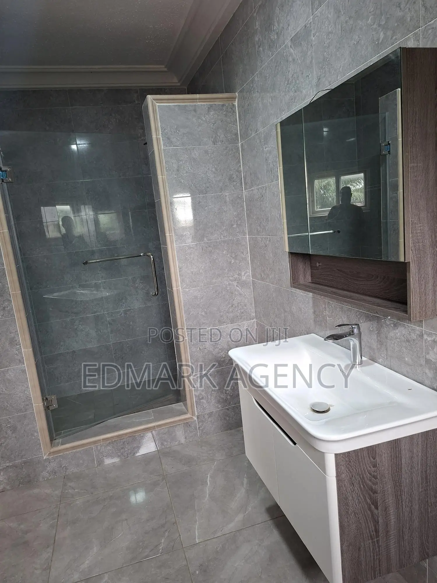 5bdrm House in East Airport, Accra Metropolitan for sale