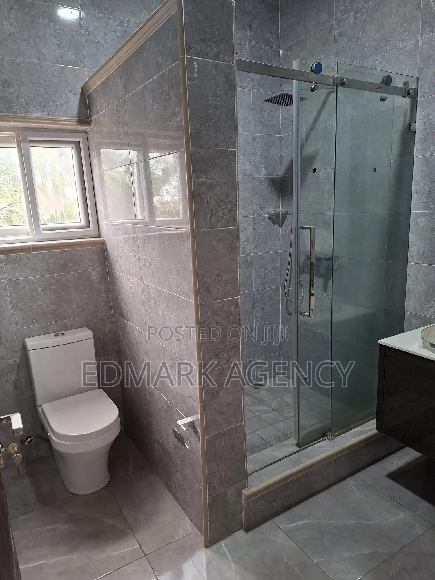 5bdrm House in East Airport, Accra Metropolitan for sale