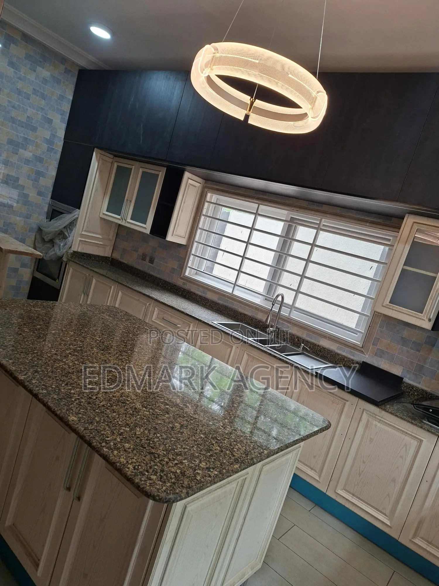 5bdrm House in East Airport, Accra Metropolitan for sale