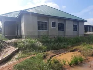 6bdrm House in Brother K Estate, Kumasi Metropolitan for sale