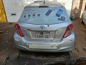 Toyota Vitz 2012 Silver