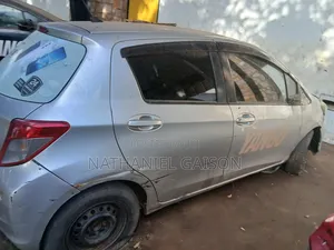 Toyota Vitz 2012 Silver