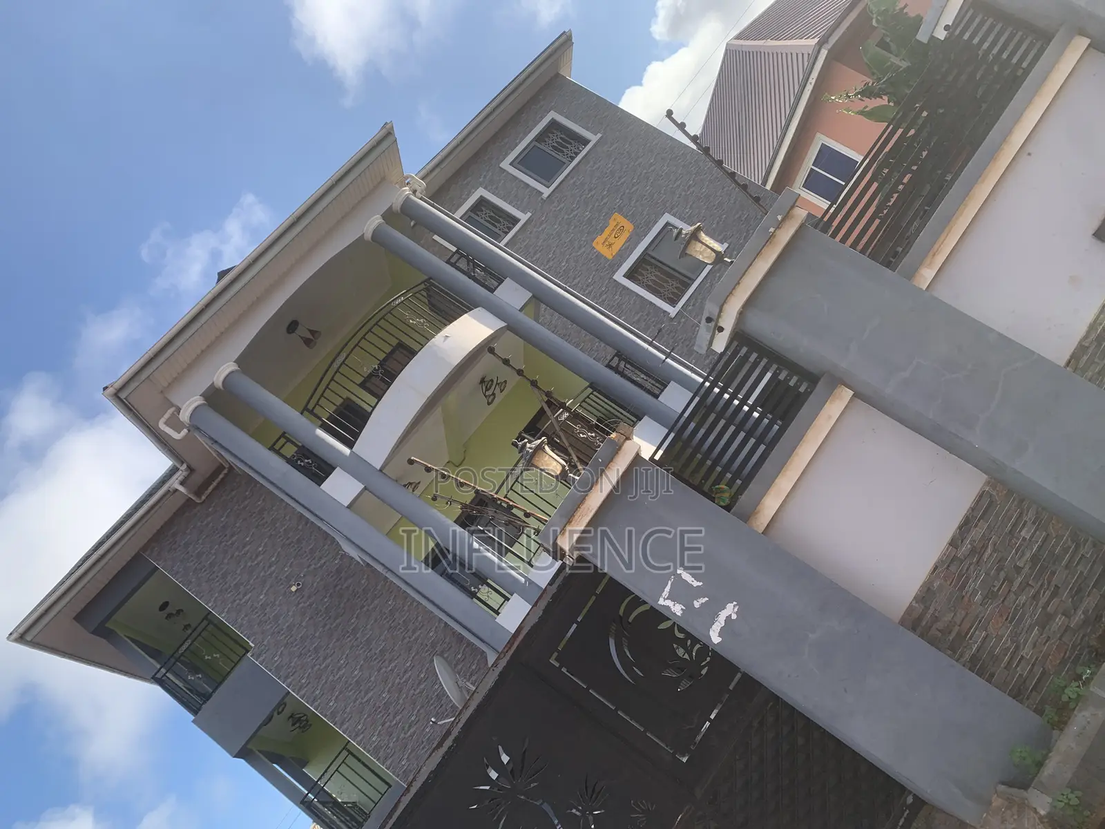 7bdrm House in Palace Mall Area, East Legon for sale