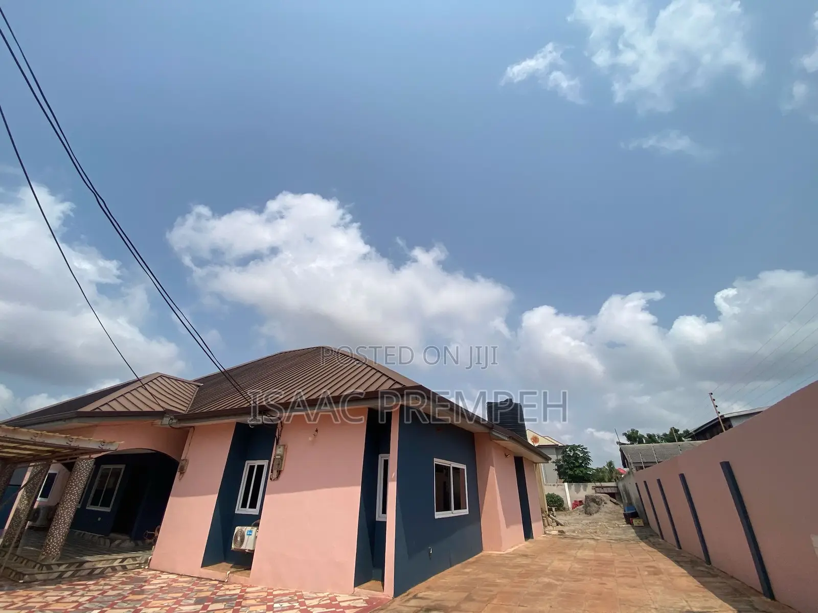5bdrm House in West Hills Mall Area for sale