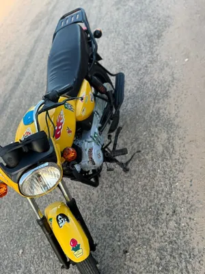 Bajaj Boxer 125 2024 Yellow