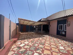 5bdrm House in West Hills Mall Area for sale