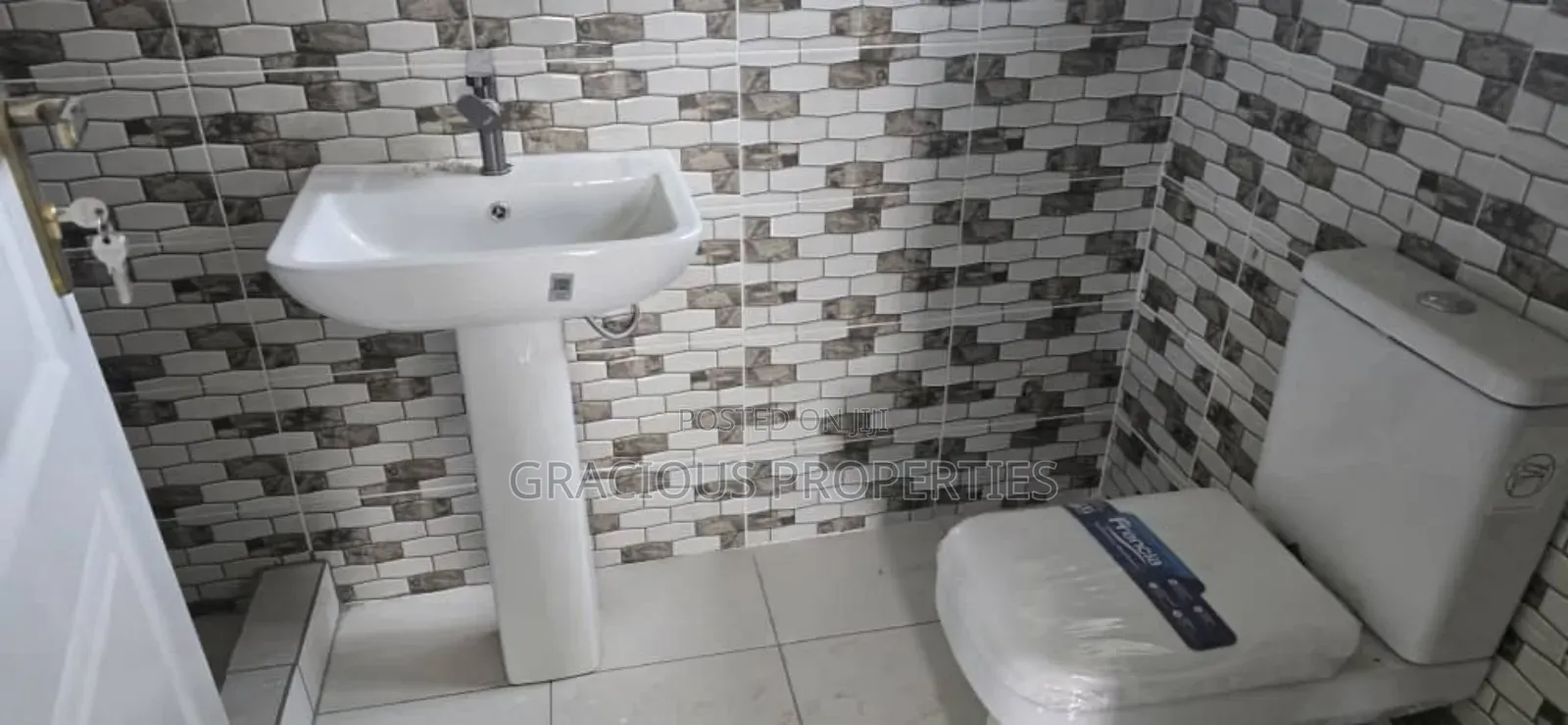 3bdrm House in Gracious Properties, Ablekuma for sale