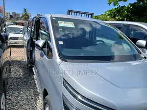 Toyota Voxy 2015 Silver